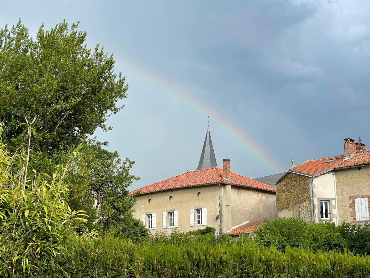 Maison Hirondelles Hôtes Mezieres-sur-Issoire Exterior foto